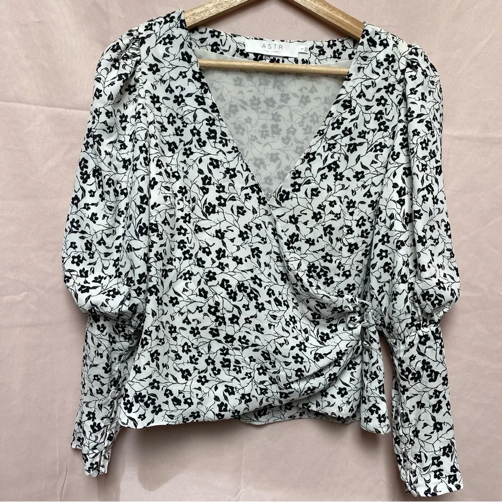ASTR The Label Ditsy Floral Surplice Wrap Puff Sleeve V Neck Blouse Size Small